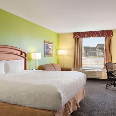 Days Inn & Suites By Wyndham Томпсън Екстериор снимка