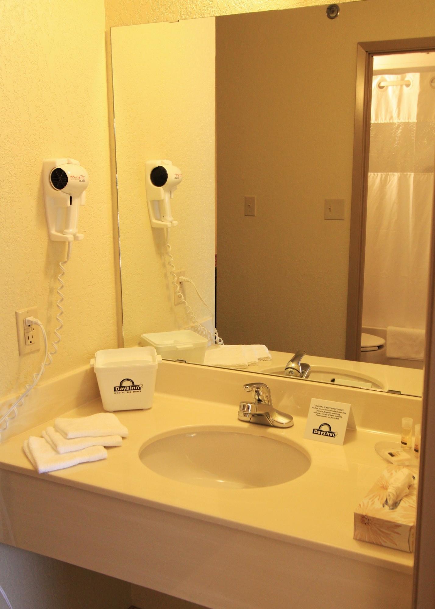 Days Inn & Suites By Wyndham Томпсън Екстериор снимка